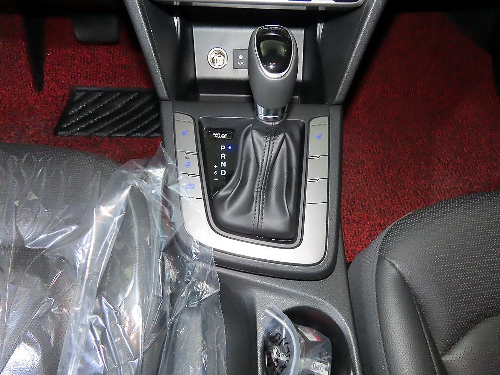 HYUNDAI Avante - Vista 12