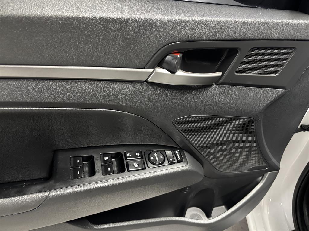 HYUNDAI Avante - Vista 11