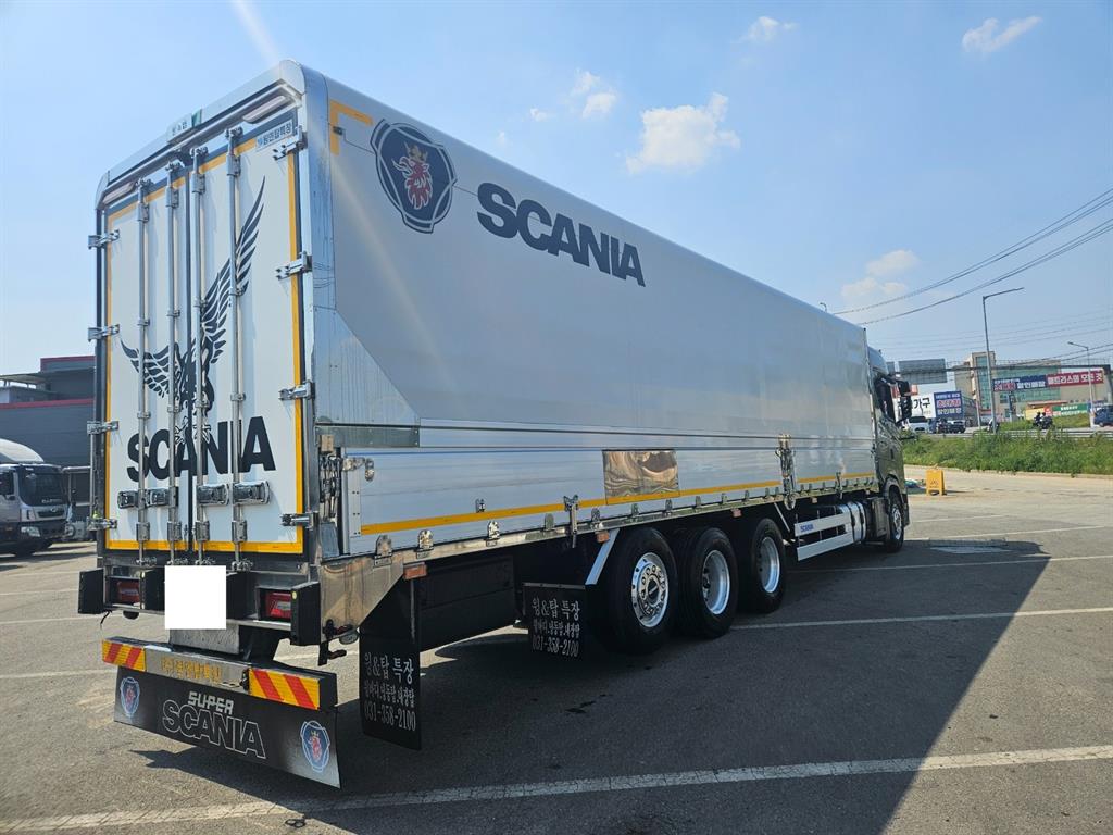 medium and large cargo truck - Vista 6