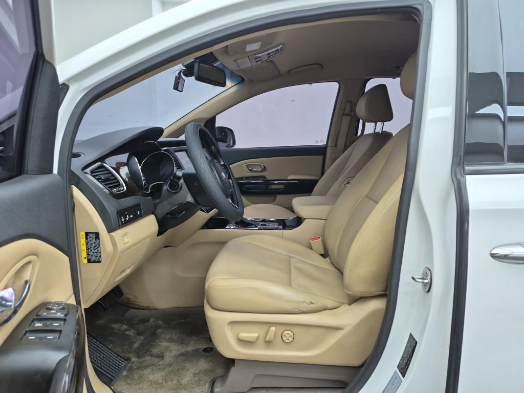 KIA Carnival - Vista 11