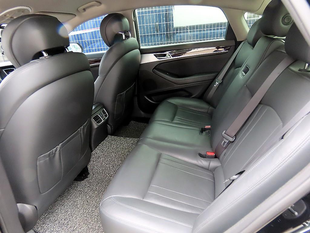 HYUNDAI Genesis - Vista 6