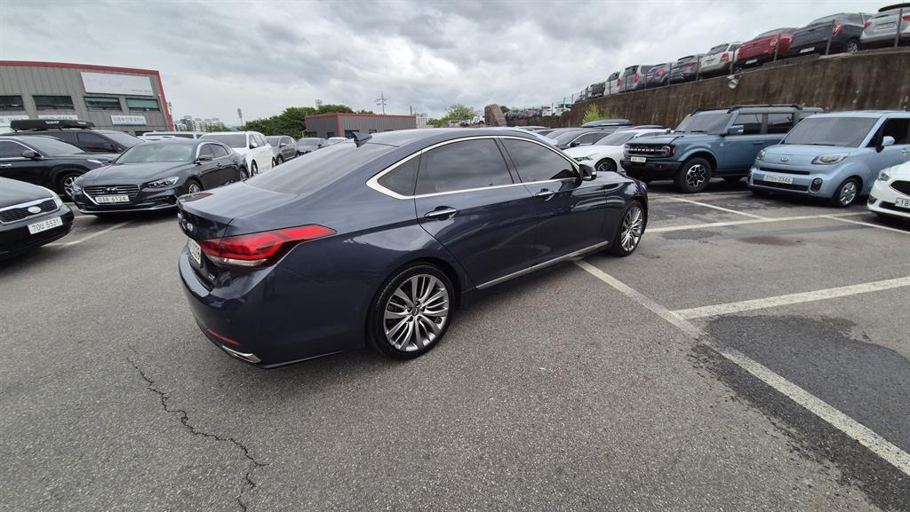 HYUNDAI Genesis - Vista 3