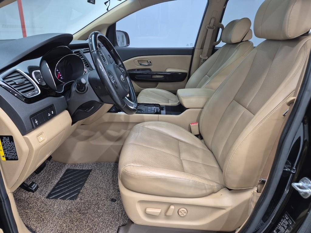 KIA Carnival - Vista 11