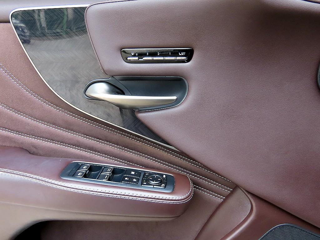 Lexus LS - Vista 12