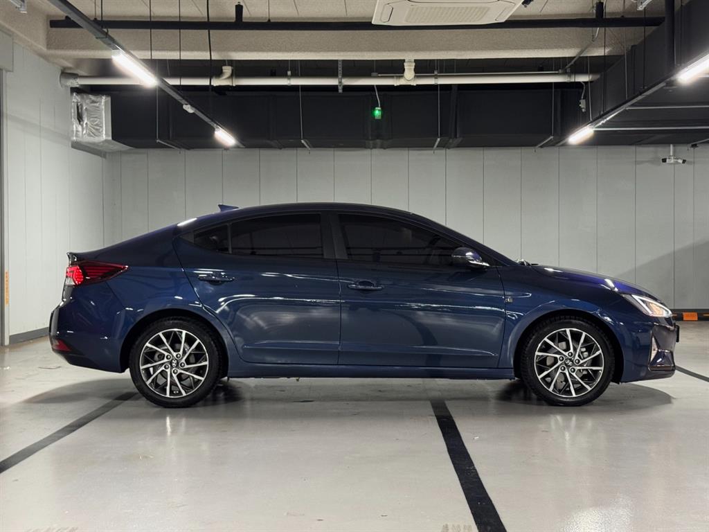 HYUNDAI Avante - Vista 5