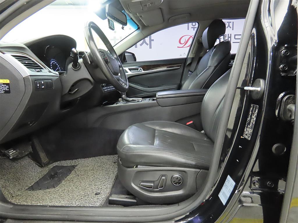 HYUNDAI Genesis - Vista 5