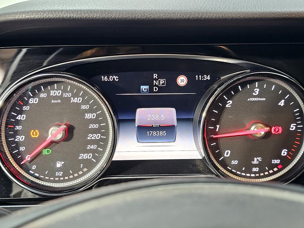 Mercedes Benz E class - Vista 6