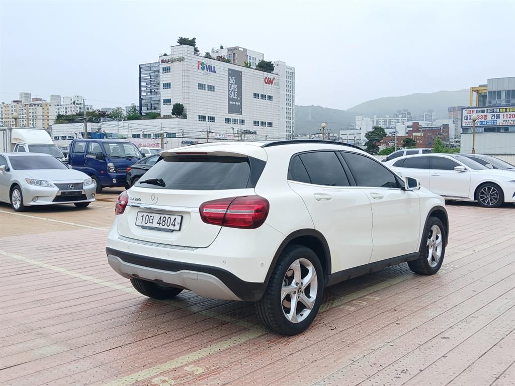Mercedes Benz GLA Class - Vista 4