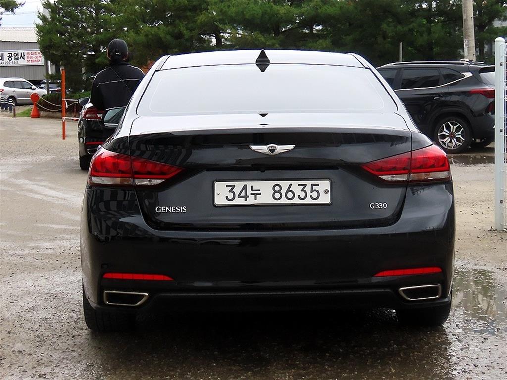 HYUNDAI Genesis - Vista 4