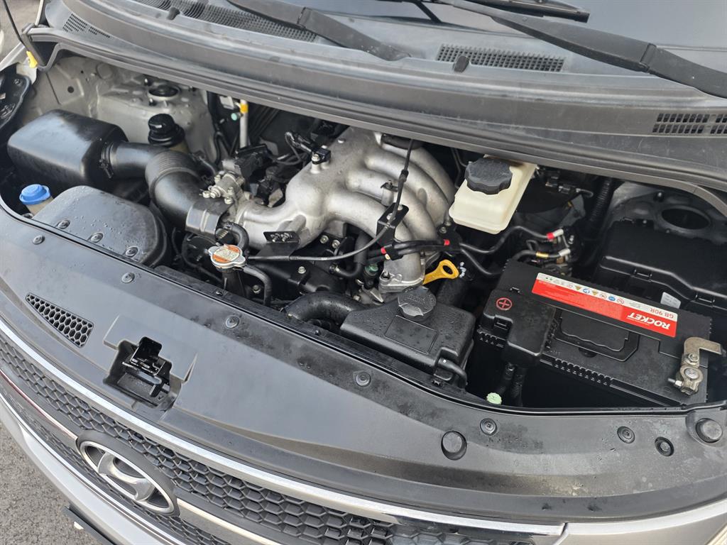 HYUNDAI Starex - Vista 6