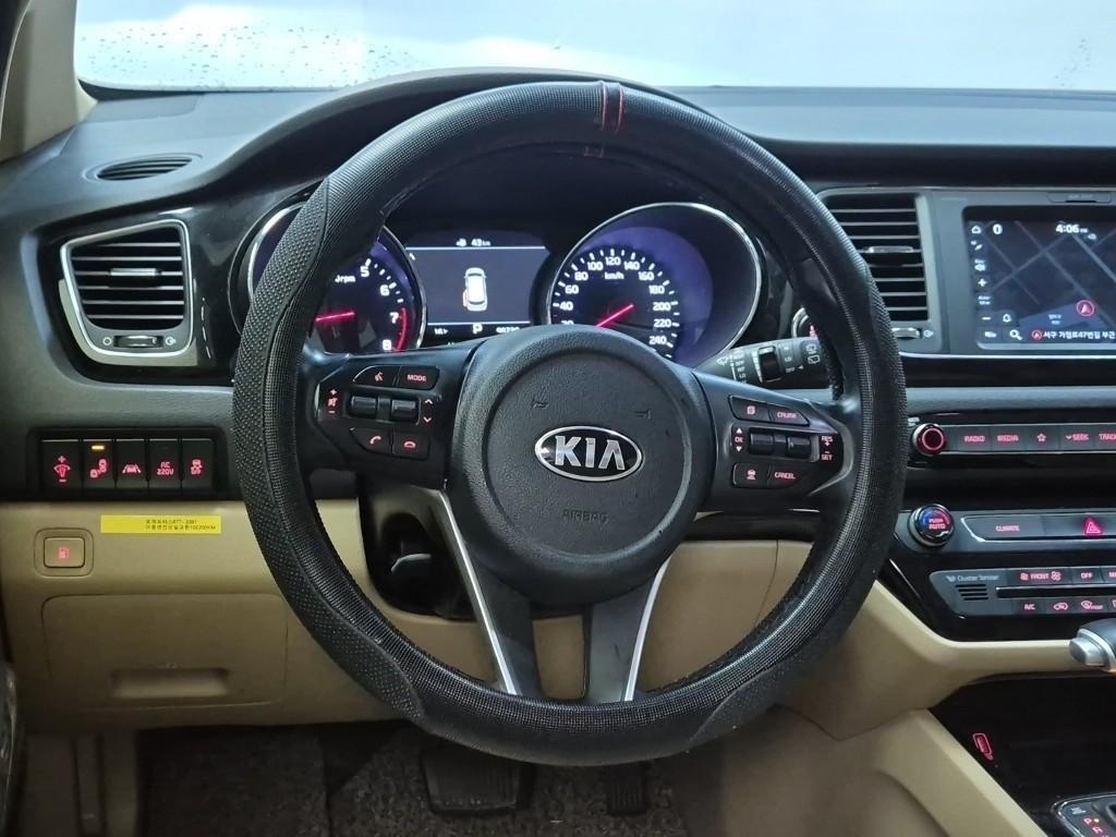 KIA Carnival - Vista 8