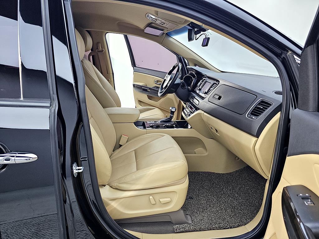 KIA Carnival - Vista 11