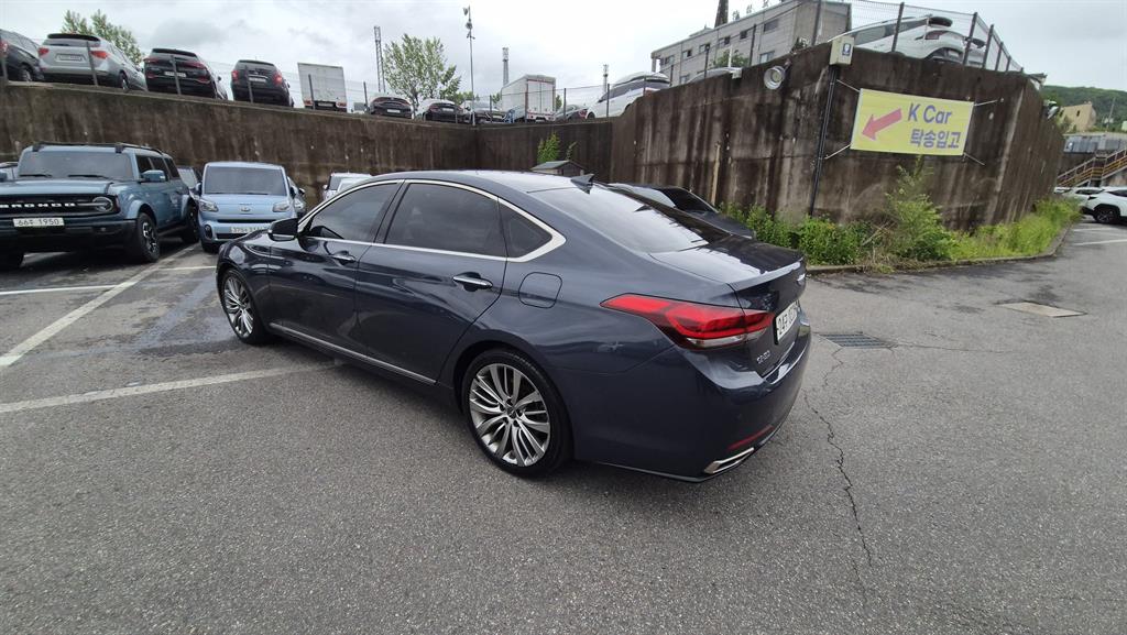 HYUNDAI Genesis - Vista 4