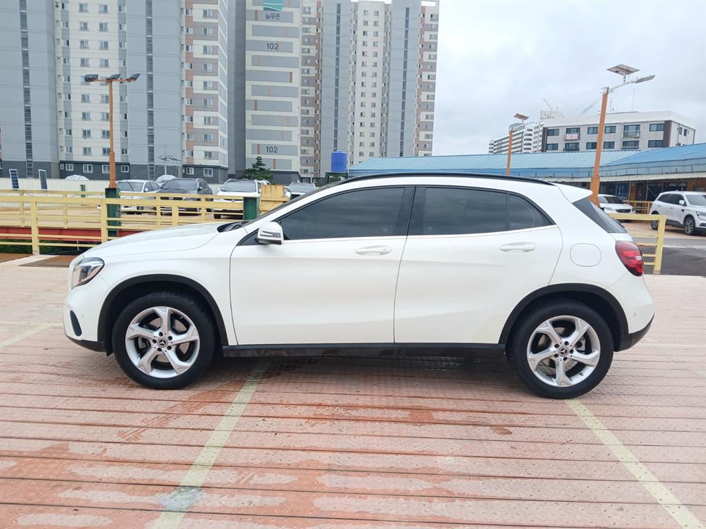 Mercedes Benz GLA Class - Vista 3