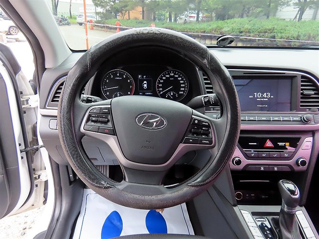 HYUNDAI Avante - Vista 8