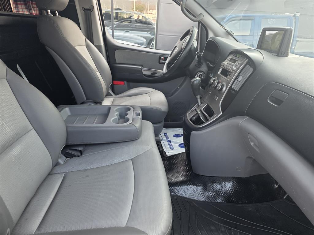 HYUNDAI Starex - Vista 10