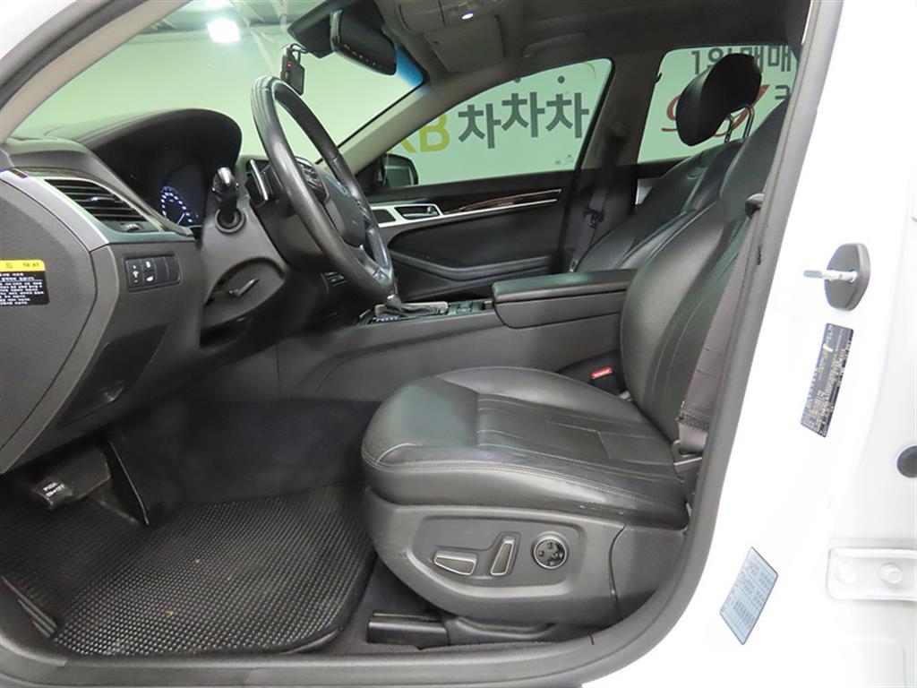 HYUNDAI Genesis - Vista 5