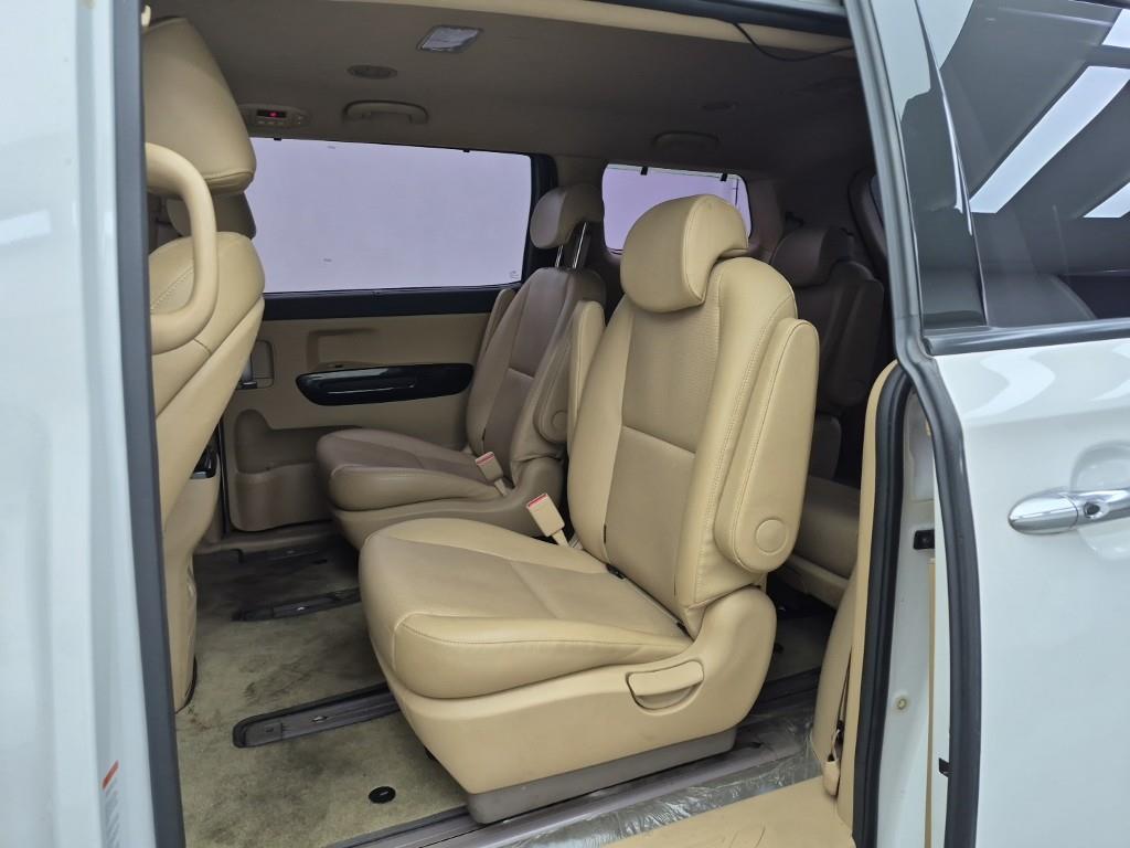 KIA Carnival - Vista 12