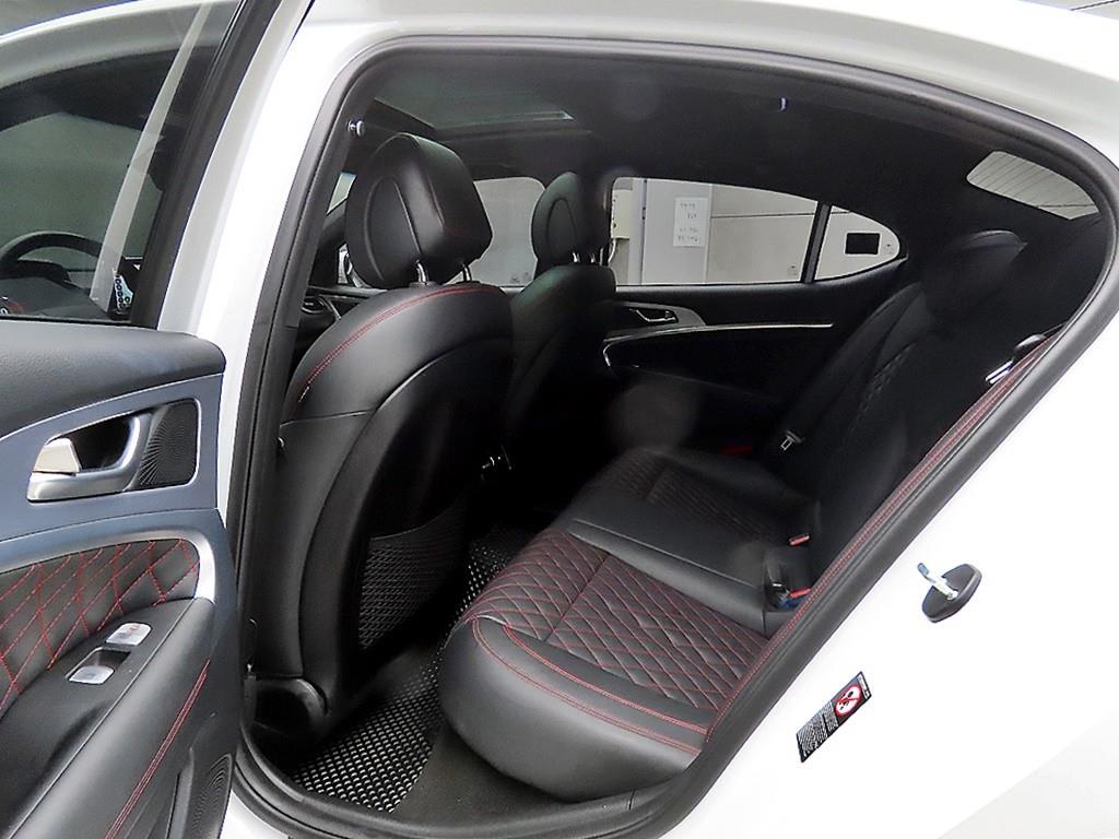 Genesis G70 - Vista 6