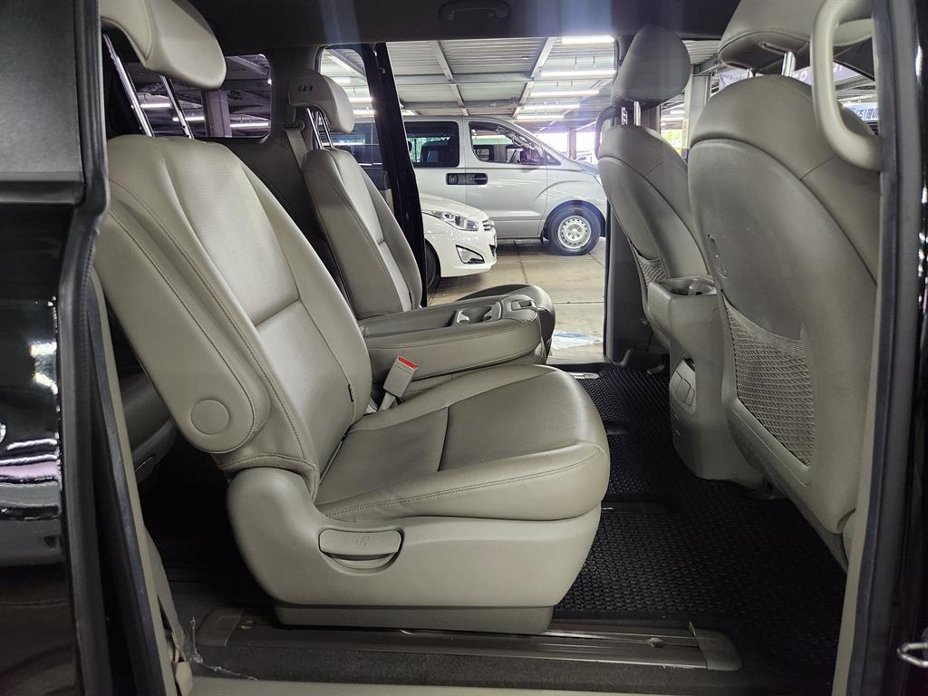 KIA Carnival - Vista 11