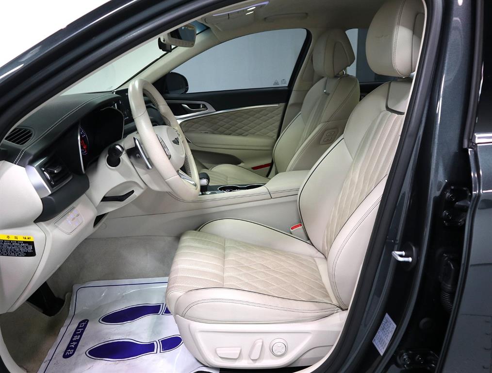 Genesis G70 - Vista 9