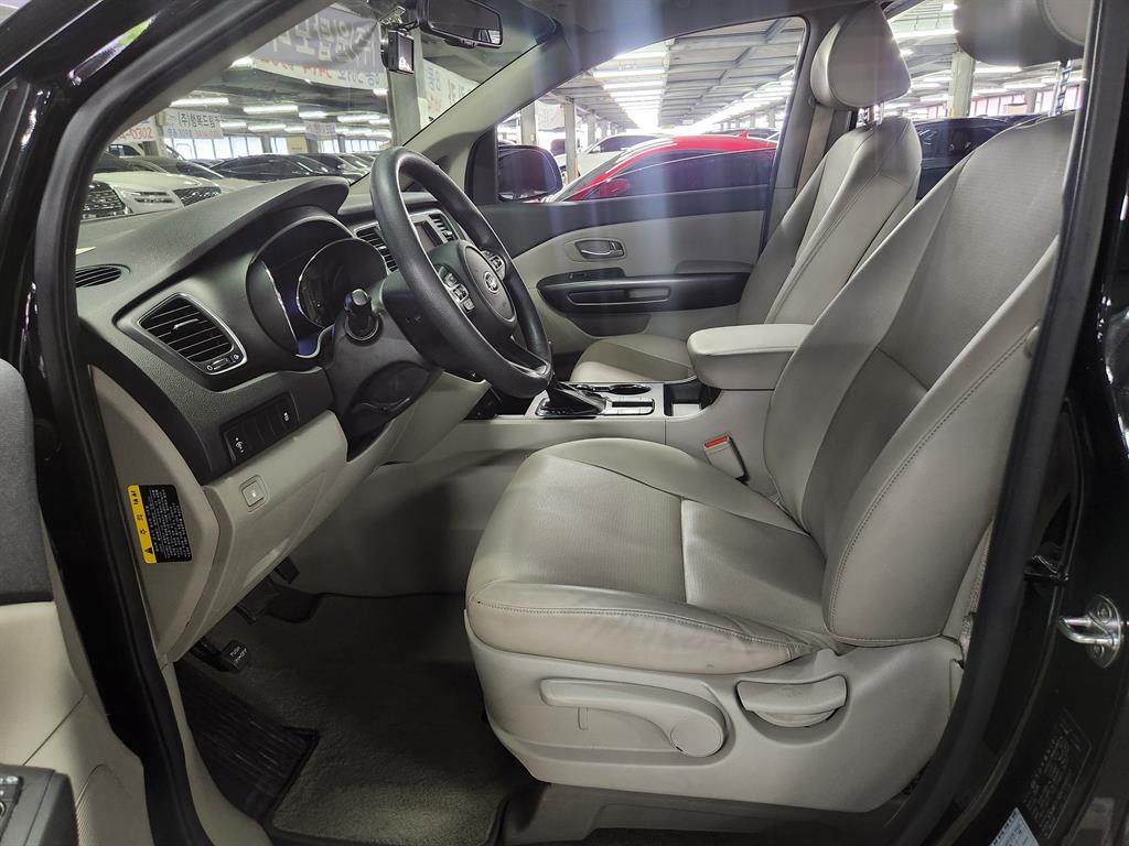 KIA Carnival - Vista 9