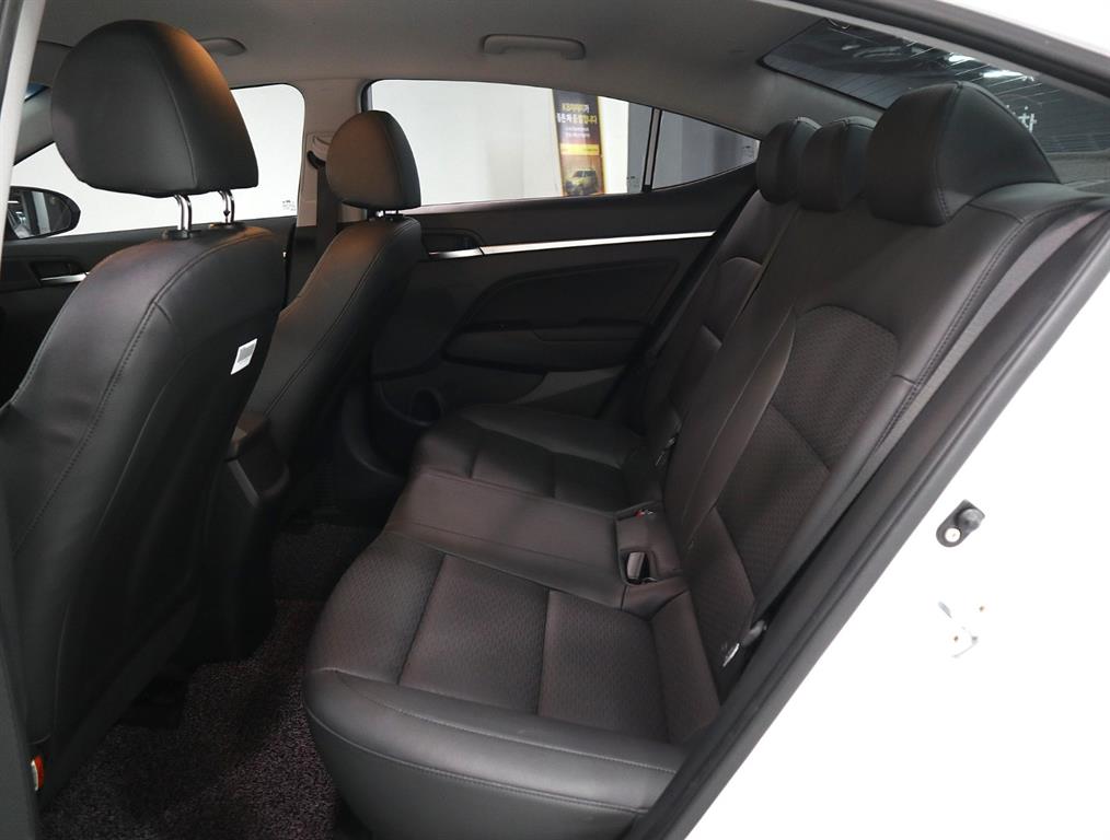 HYUNDAI Avante - Vista 9