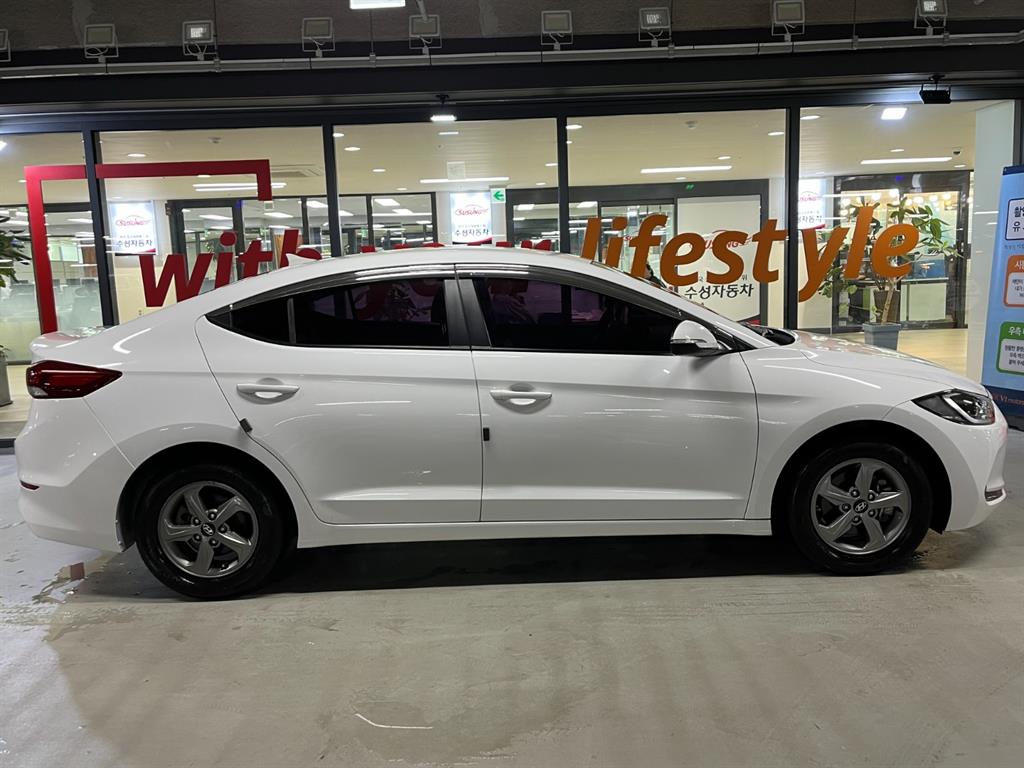 HYUNDAI Avante - Vista 3