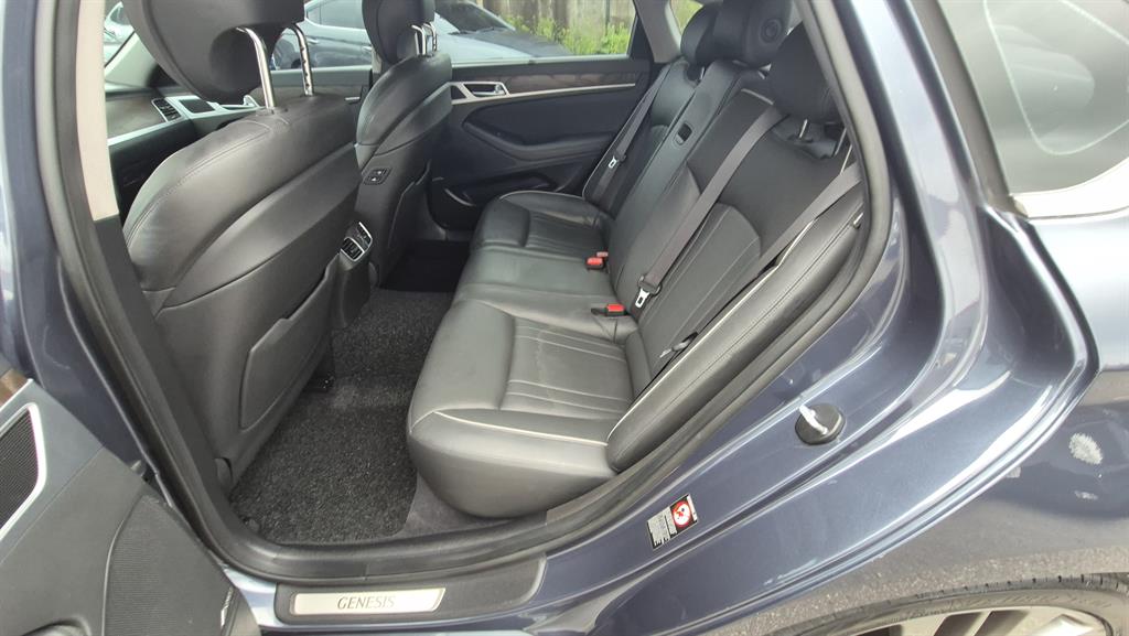 HYUNDAI Genesis - Vista 8