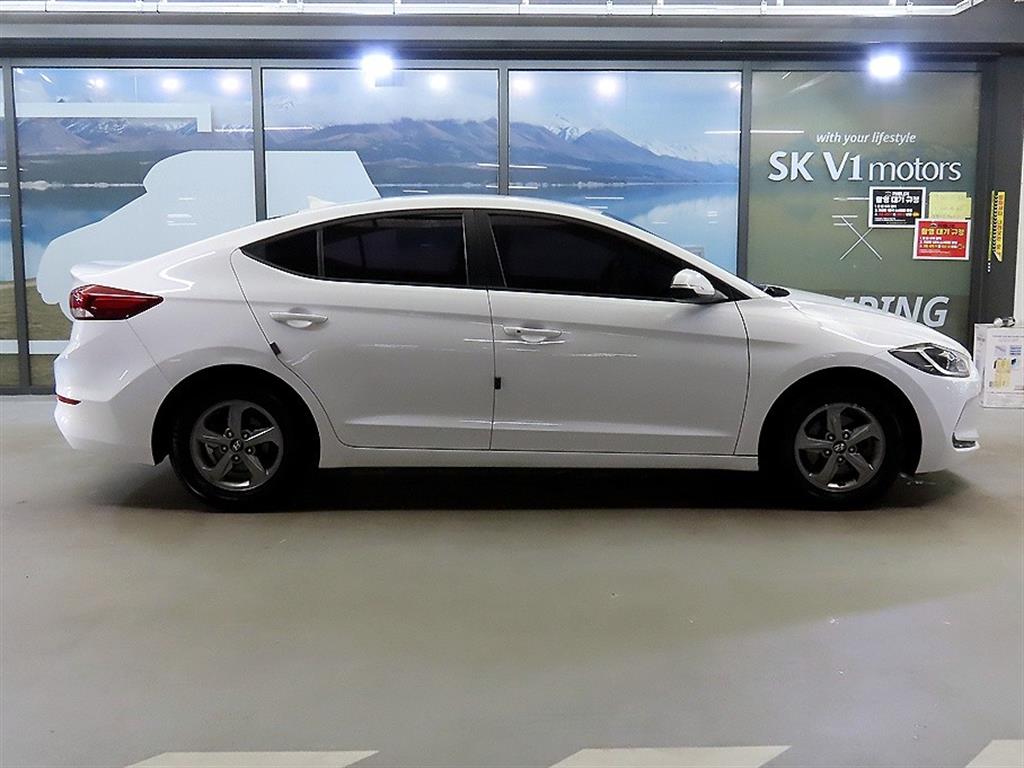 HYUNDAI Avante - Vista 3