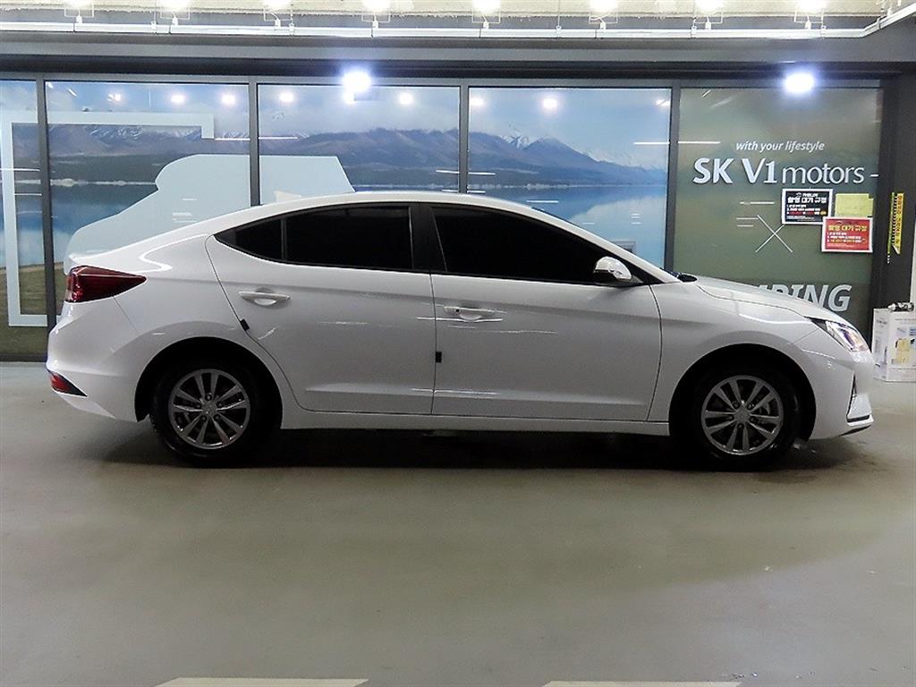 HYUNDAI Avante - Vista 3