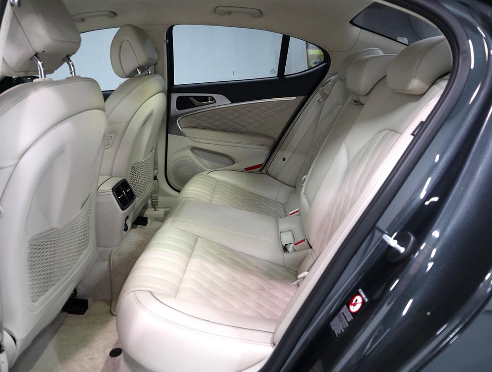 Genesis G70 - Vista 10