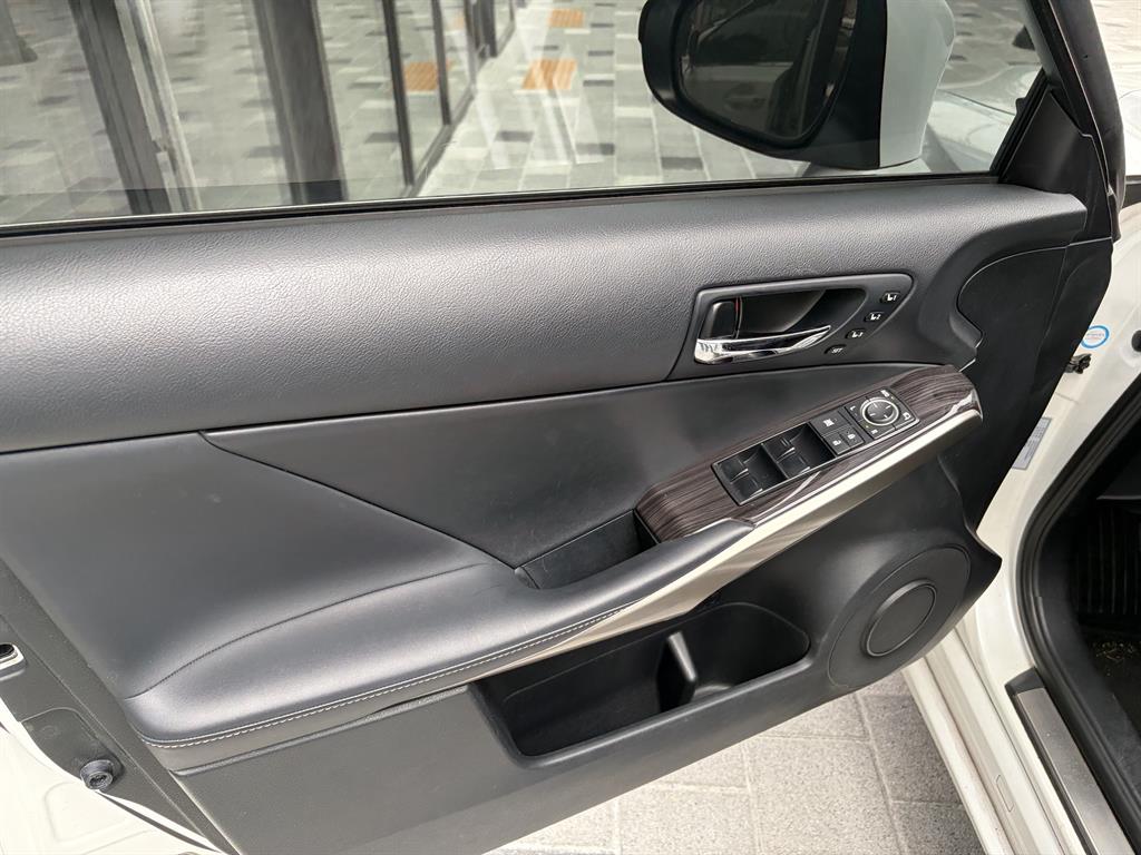 Lexus IS - Vista 5