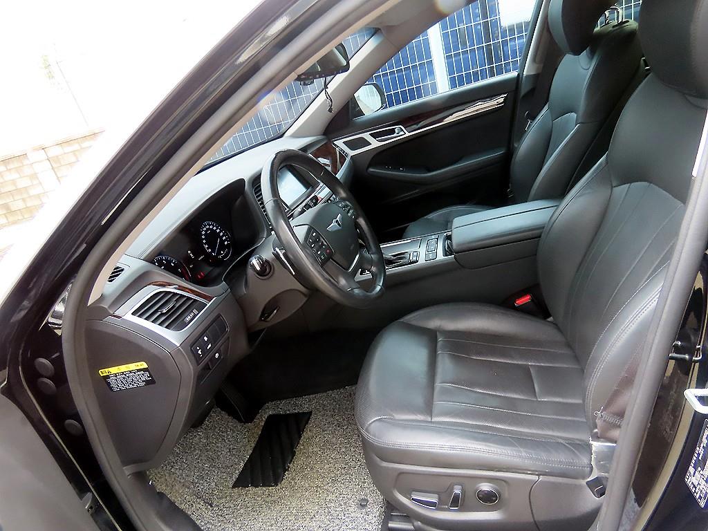 HYUNDAI Genesis - Vista 5