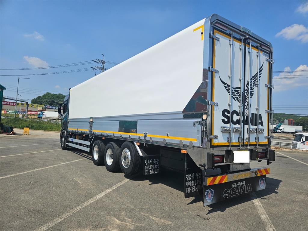medium and large cargo truck - Vista 4