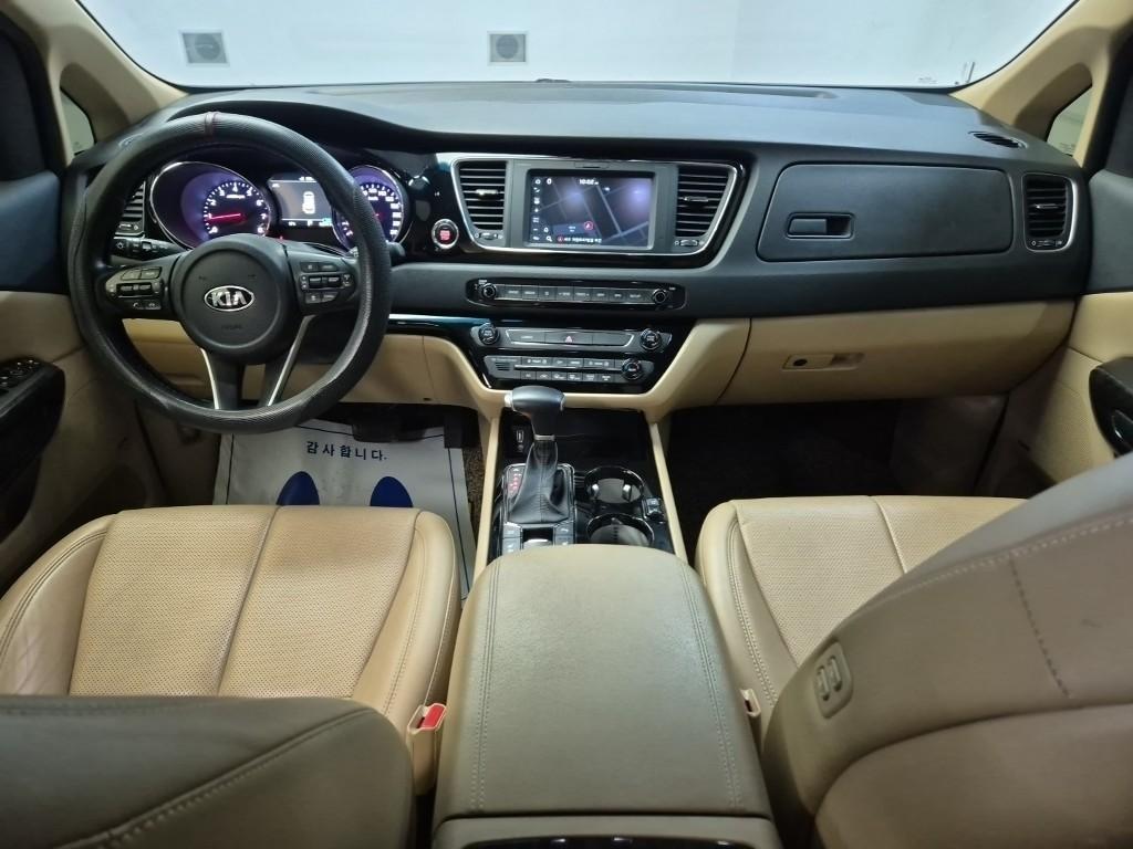 KIA Carnival - Vista 11