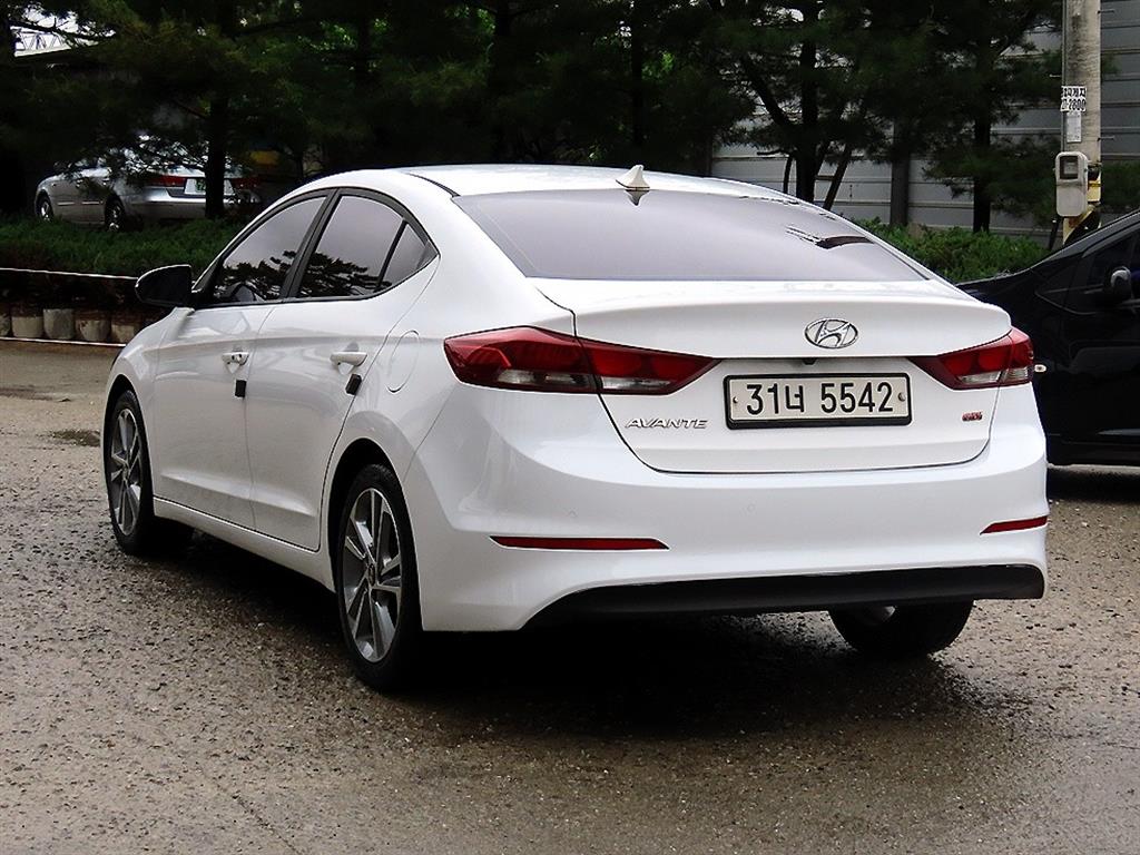 HYUNDAI Avante - Vista 3