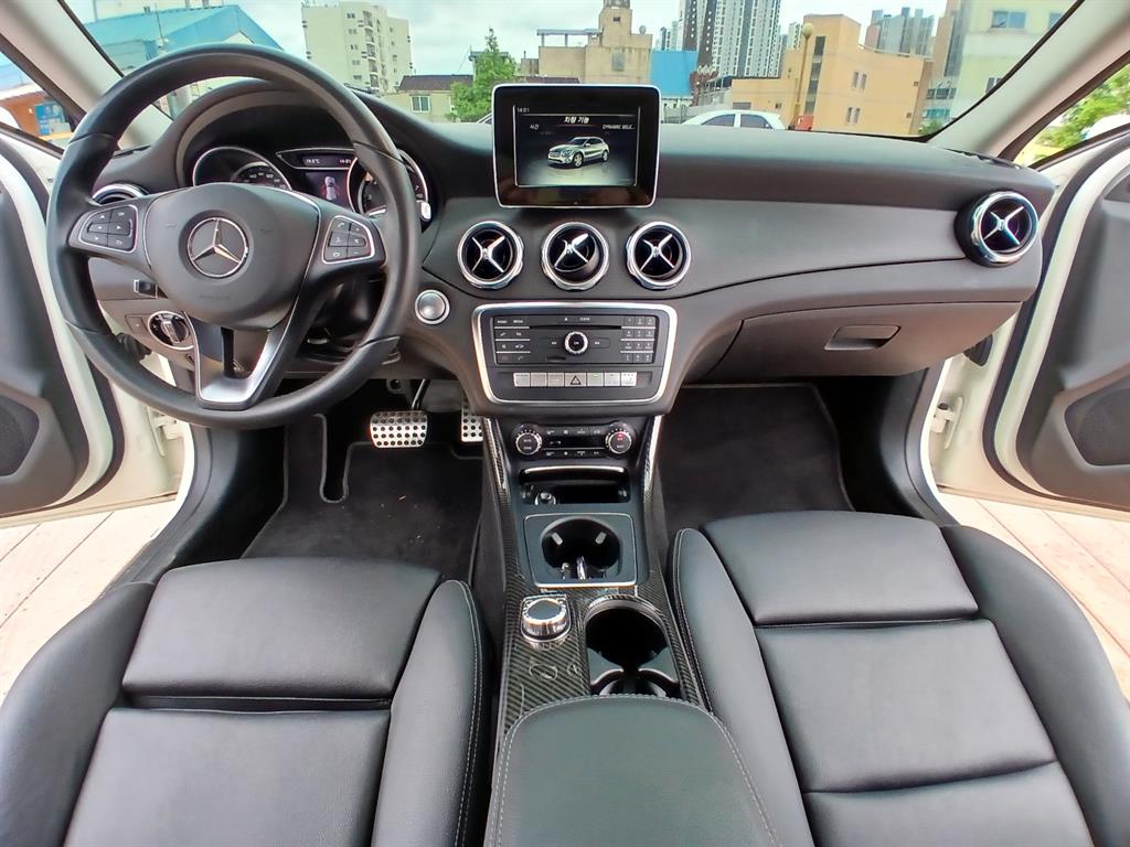 Mercedes Benz GLA Class - Vista 10