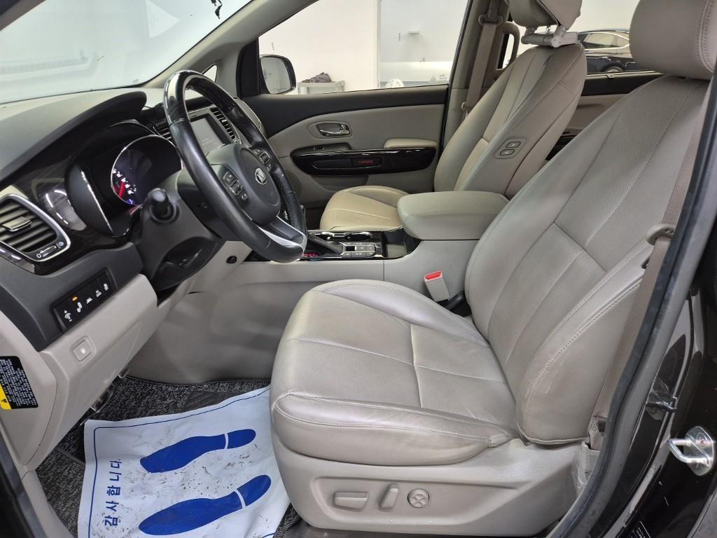 KIA Carnival - Vista 11