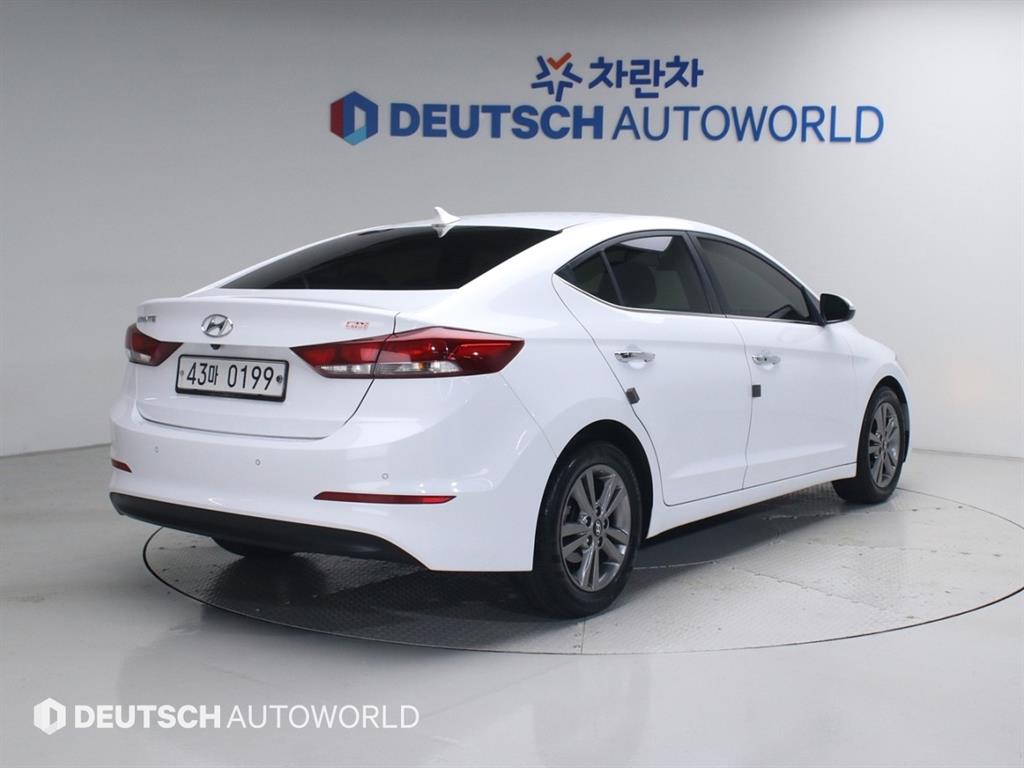 HYUNDAI Avante - Vista 2