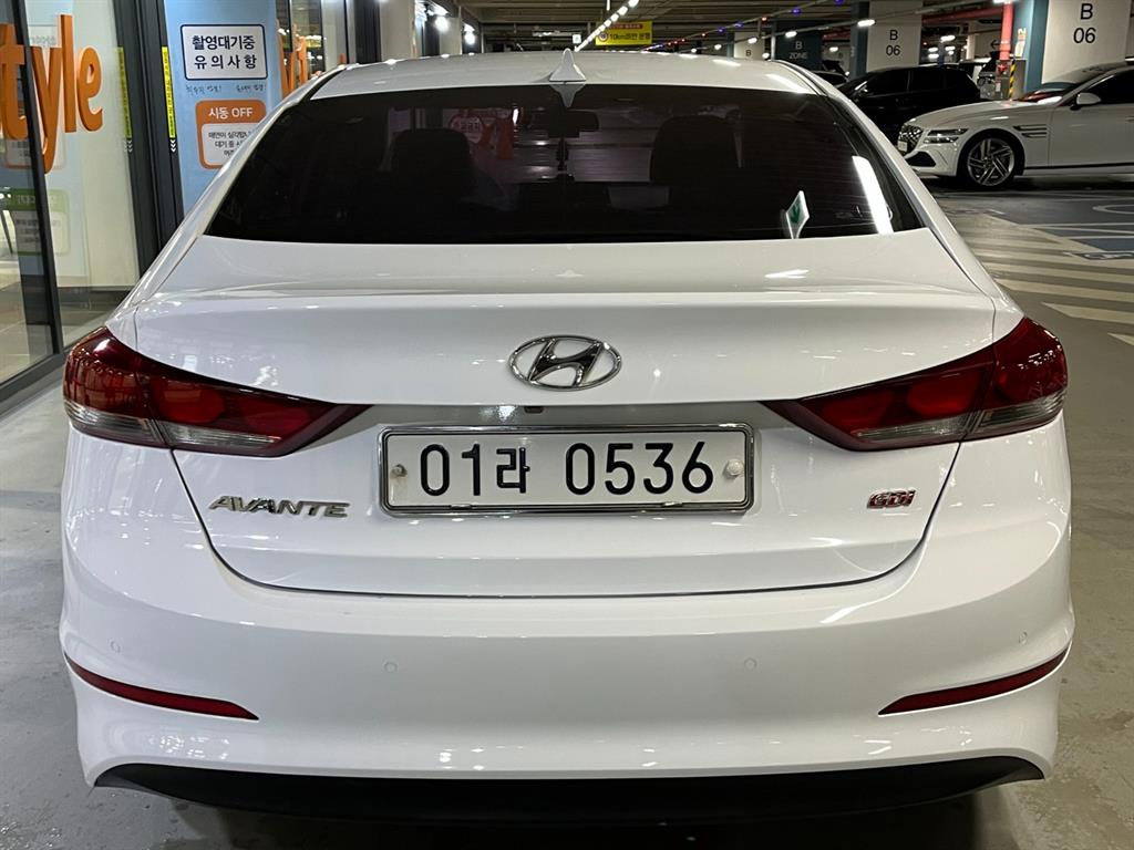 HYUNDAI Avante - Vista 5