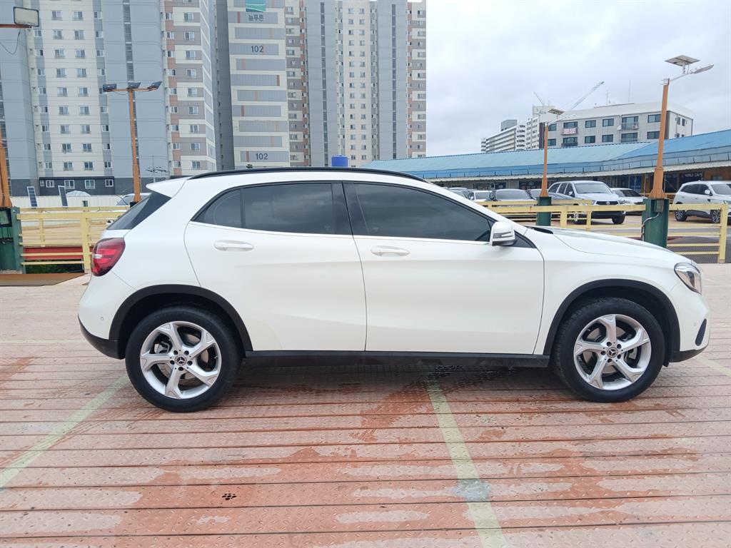 Mercedes Benz GLA Class - Vista 6