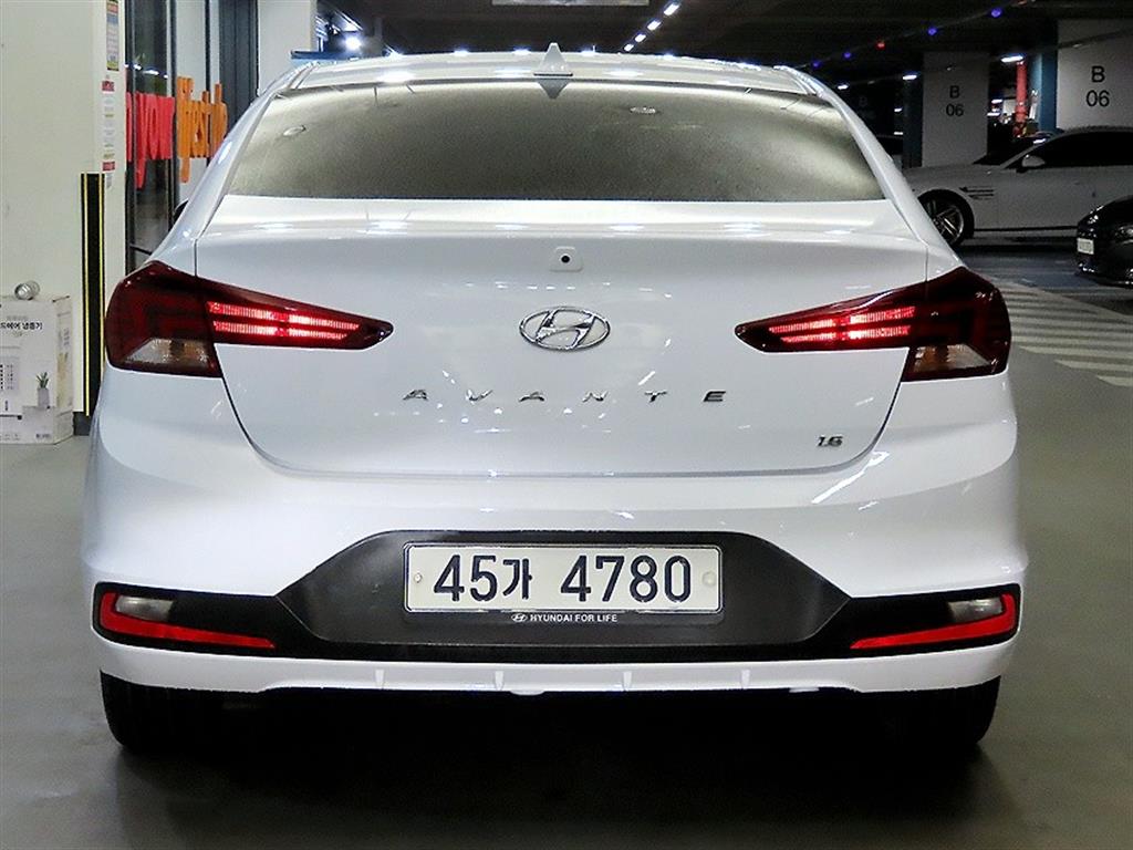HYUNDAI Avante - Vista 5