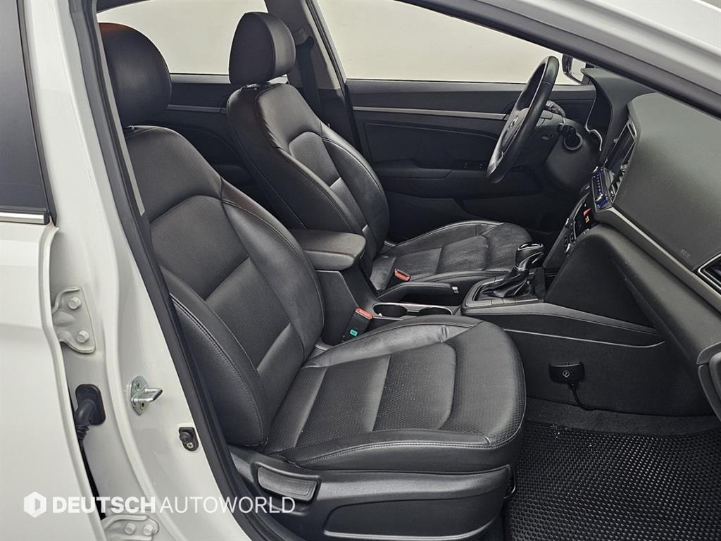 HYUNDAI Avante - Vista 10