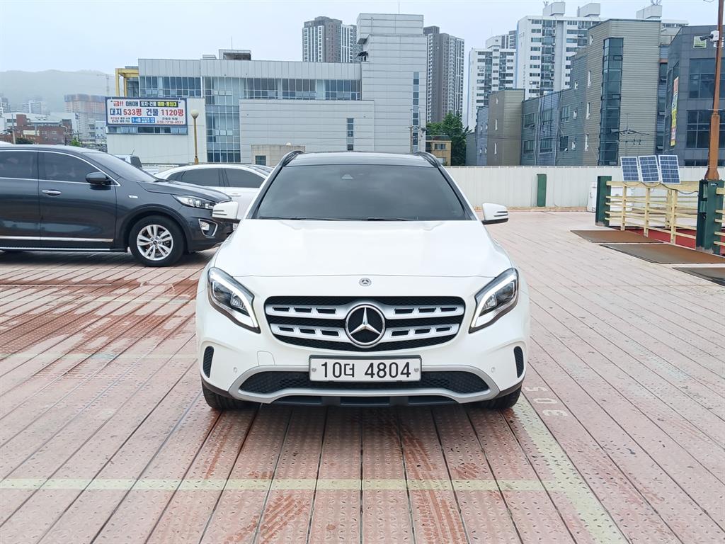 Mercedes Benz GLA Class - Vista 2