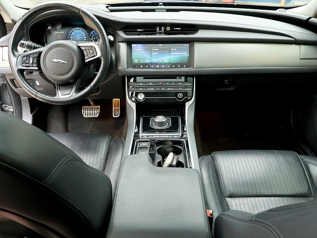 Jaguar XF - Vista 9