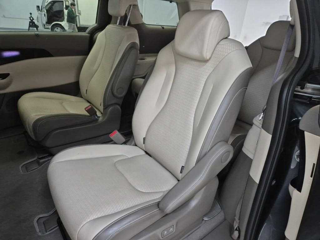 KIA Carnival - Vista 12