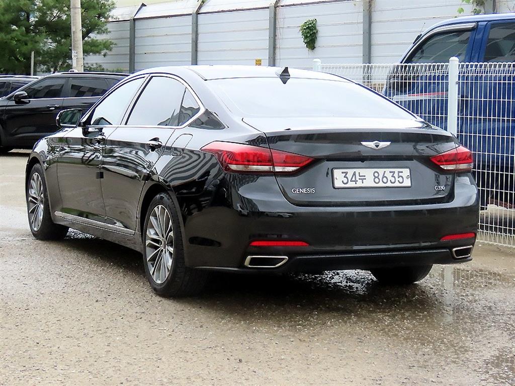 HYUNDAI Genesis - Vista 3