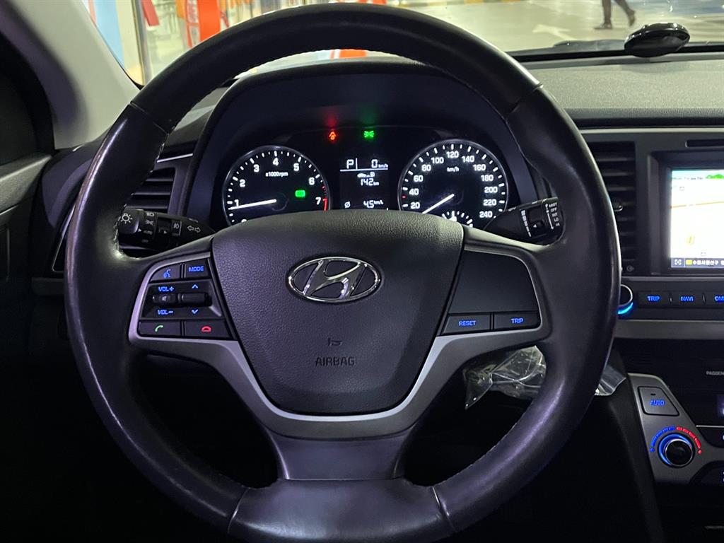HYUNDAI Avante - Vista 10