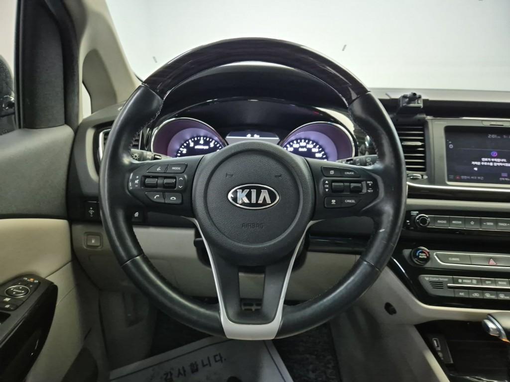 KIA Carnival - Vista 9
